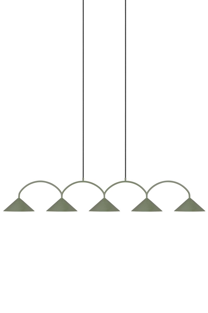 Curve 165cm Moosgrün hängelampe Von Globen Lighting - Die Pendelleuchte besteht aus matt lackiertem Metall mit f&uuml;nf Schirmen und wird mit zwei 200 cm langen Textilkabeln und einer passenden Deckendose geliefert.