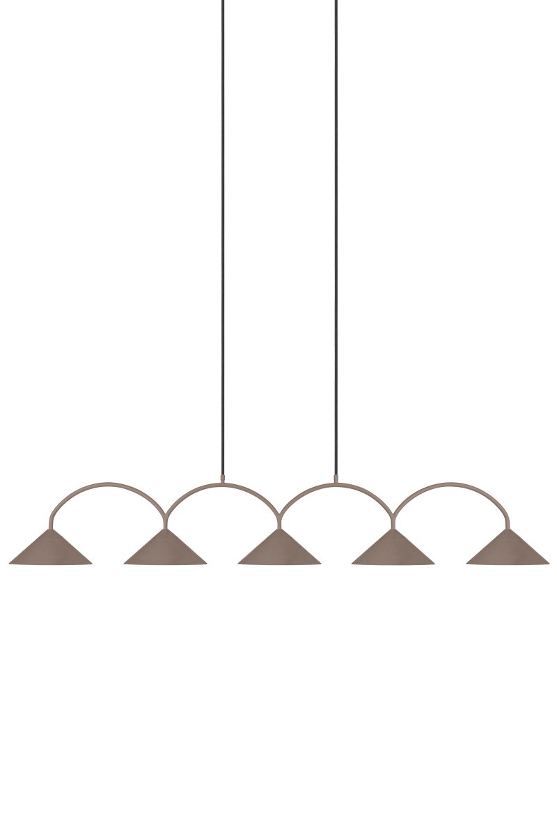 Curve 165cm Braun hängelampe Von Globen Lighting - Sie besteht aus matt lackiertem Metall, verf&uuml;gt &uuml;ber f&uuml;nf Schirme und wird mit zwei 200 cm langen Textilkabeln sowie einer passenden Deckenrosette geliefert.
