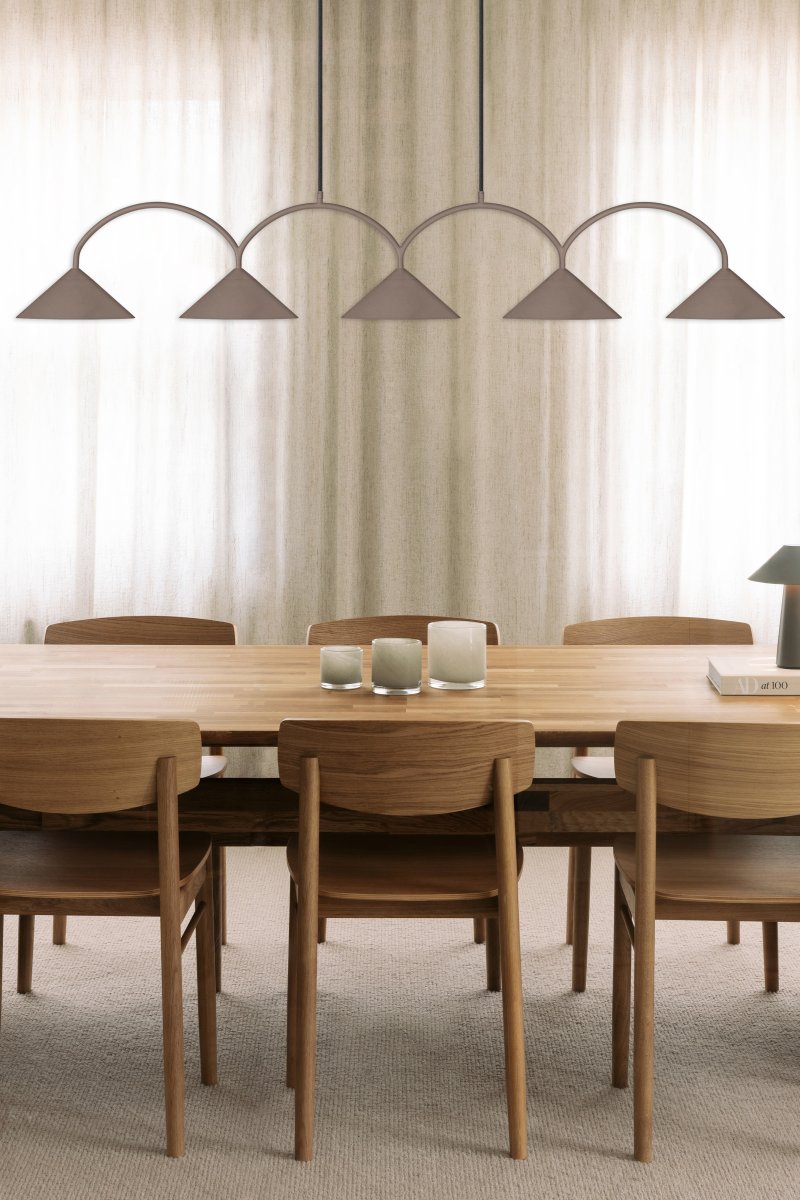 Curve 165cm Braun hängelampe Von Globen Lighting - Sie besteht aus matt lackiertem Metall, verf&uuml;gt &uuml;ber f&uuml;nf Schirme und wird mit zwei 200 cm langen Textilkabeln sowie einer passenden Deckenrosette geliefert.
