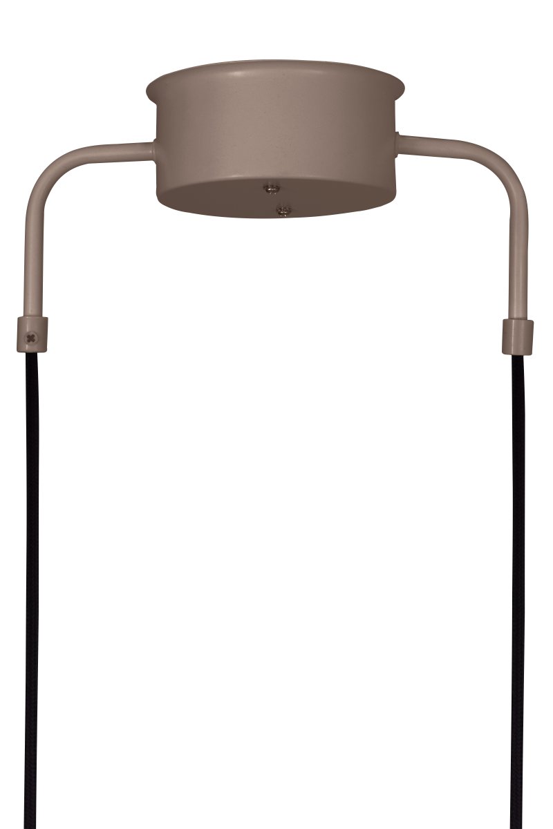 Curve 165cm Braun hängelampe Von Globen Lighting - Sie besteht aus matt lackiertem Metall, verf&uuml;gt &uuml;ber f&uuml;nf Schirme und wird mit zwei 200 cm langen Textilkabeln sowie einer passenden Deckenrosette geliefert.