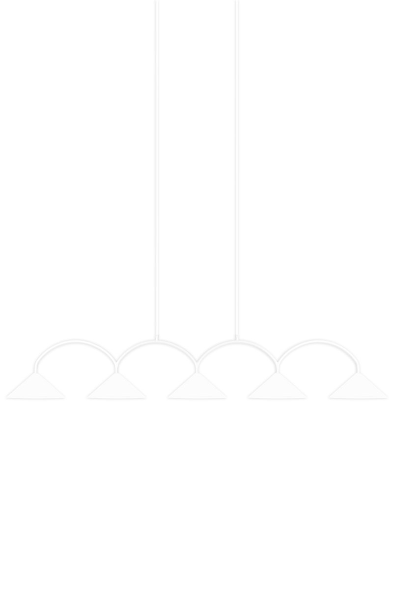 Curve 165cm Weiß hängelampe Von Globen Lighting - Die Pendelleuchte besteht aus matt lackiertem Metall mit f&uuml;nf Schirmen und wird mit zwei 200 cm langen Textilkabeln und einer passenden Deckendose geliefert.