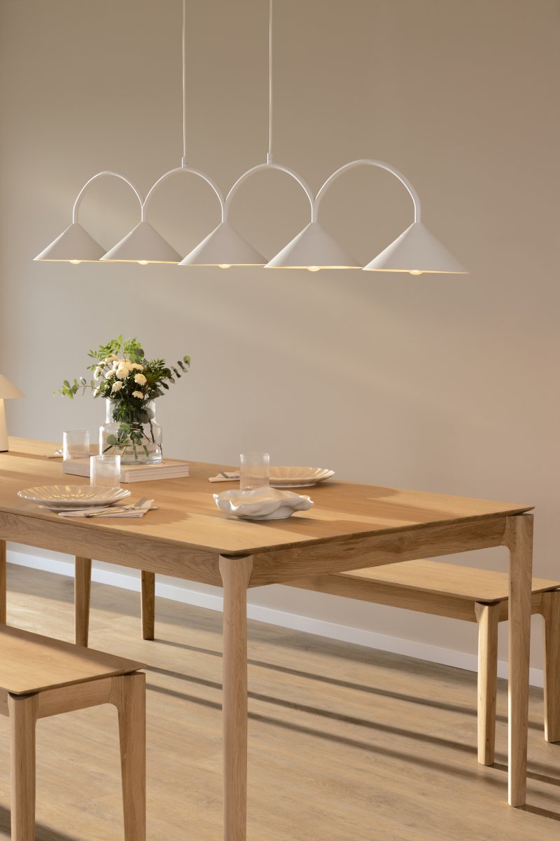 Curve 165cm Weiß hängelampe Von Globen Lighting - Die Pendelleuchte besteht aus matt lackiertem Metall mit f&uuml;nf Schirmen und wird mit zwei 200 cm langen Textilkabeln und einer passenden Deckendose geliefert.