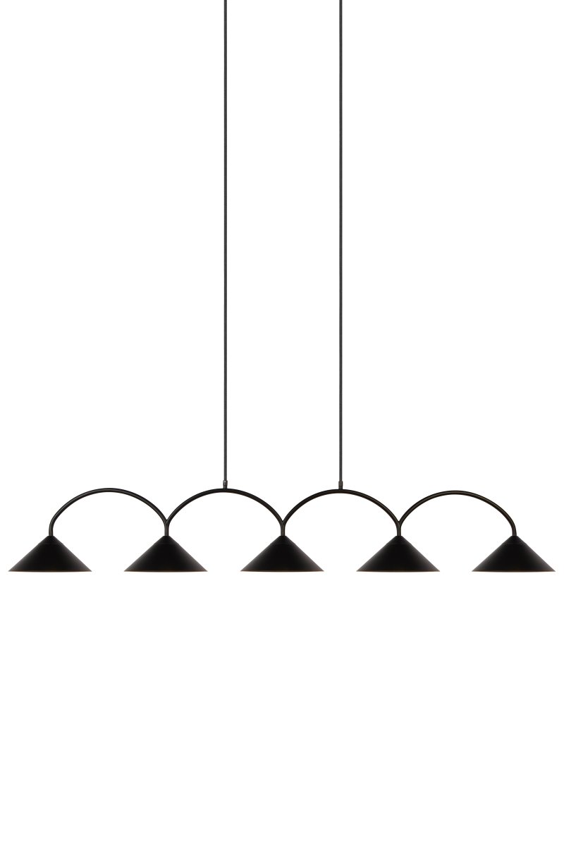 Curve 165cm Schwarz hängelampe Von Globen Lighting - Die Pendelleuchte besteht aus matt lackiertem Metall mit f&uuml;nf Schirmen und wird mit zwei 200 cm langen Textilkabeln und einer passenden Deckendose geliefert.