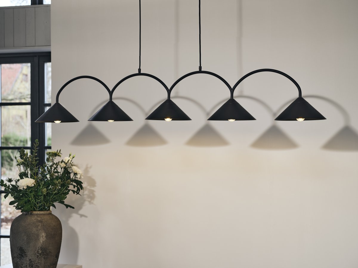 Curve 165cm Schwarz hängelampe Von Globen Lighting - Die Pendelleuchte besteht aus matt lackiertem Metall mit f&uuml;nf Schirmen und wird mit zwei 200 cm langen Textilkabeln und einer passenden Deckendose geliefert.