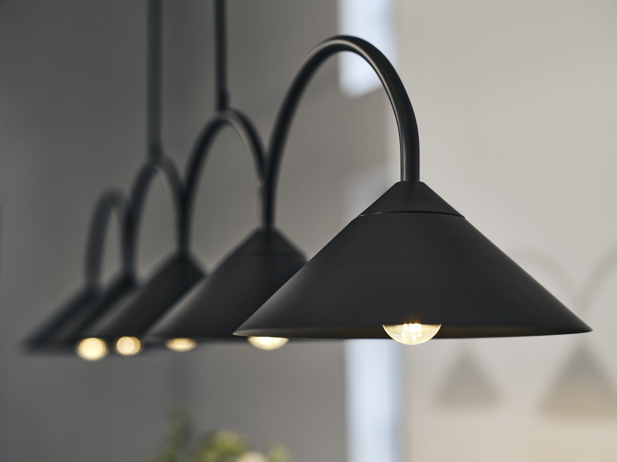 Curve 165cm Schwarz hängelampe Von Globen Lighting - Die Pendelleuchte besteht aus matt lackiertem Metall mit f&uuml;nf Schirmen und wird mit zwei 200 cm langen Textilkabeln und einer passenden Deckendose geliefert.
