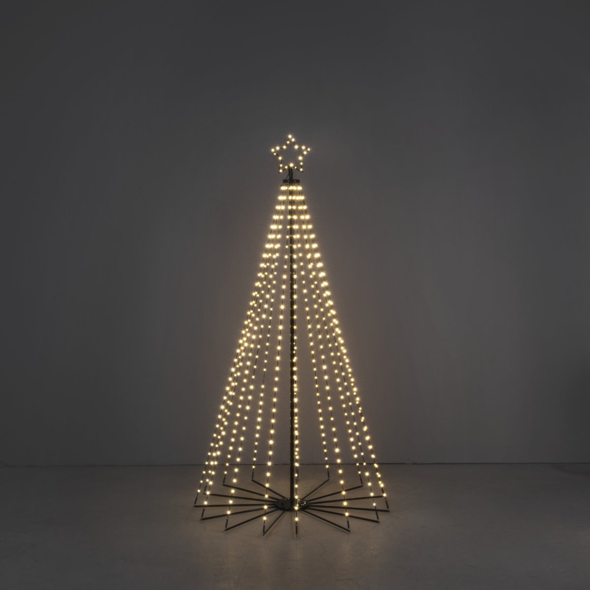 Weihnachtsbaum Aus Metall 1,8m Schwarz Von Konstsmide - Das elegante Design und der leuchtende Stern auf der Spitze machen es zu einer fantastischen Dekoration f&uuml;r den Garten oder die Veranda w&auml;hrend der Weihnachtszeit.