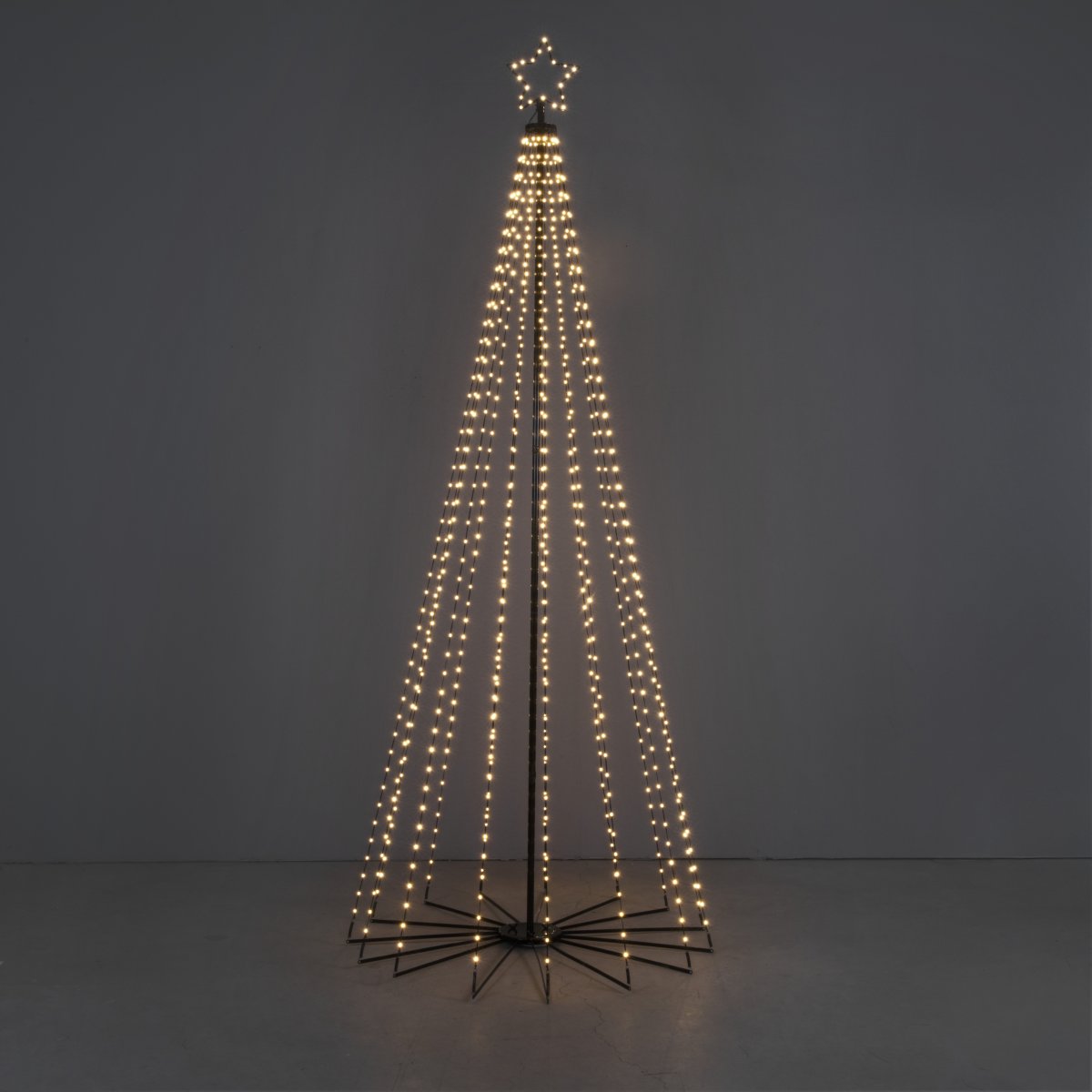 Weihnachtsbaum Aus Metall 2,4m Schwarz Von Konstsmide - Das elegante Design und der leuchtende Stern auf der Spitze machen es zu einer fantastischen Dekoration f&uuml;r den Garten oder die Veranda w&auml;hrend der Weihnachtszeit.