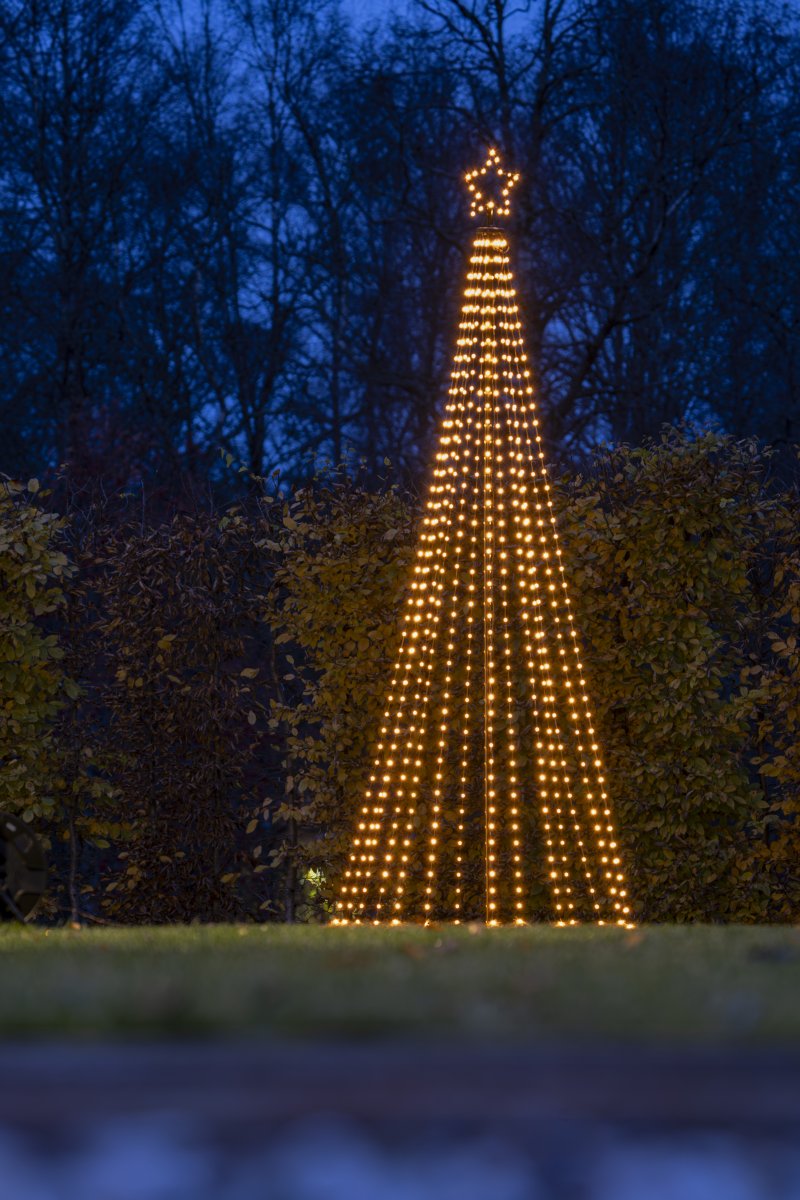 Weihnachtsbaum Aus Metall 2,4m Schwarz Von Konstsmide - Das elegante Design und der leuchtende Stern auf der Spitze machen es zu einer fantastischen Dekoration f&uuml;r den Garten oder die Veranda w&auml;hrend der Weihnachtszeit.