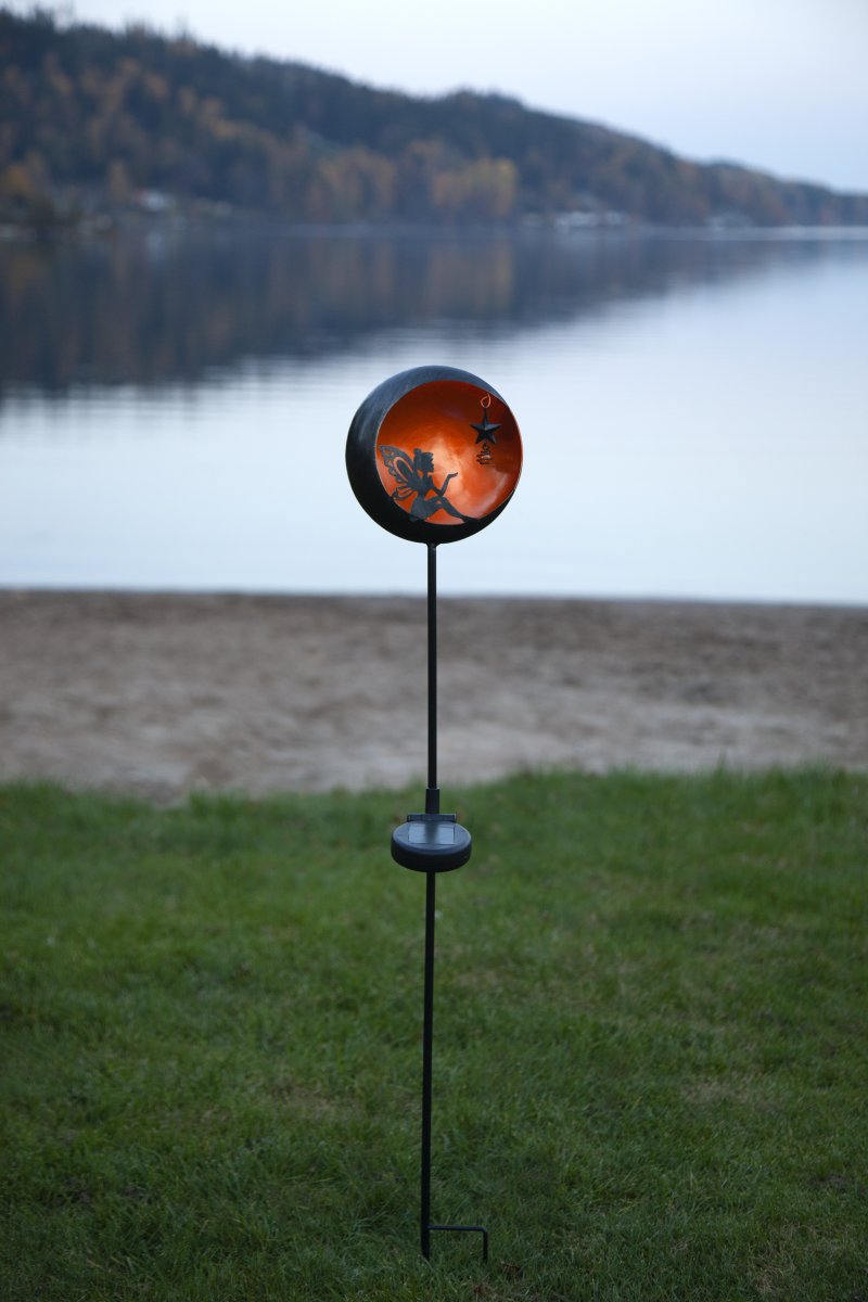 Fairytale Bernstein solarleuchte Von Star Trading - Bei Einbruch der Dunkelheit verbreitet die Lampe ein sanftes, warmes, gelbes Licht, das eine stimmungsvolle Atmosphäre schafft.