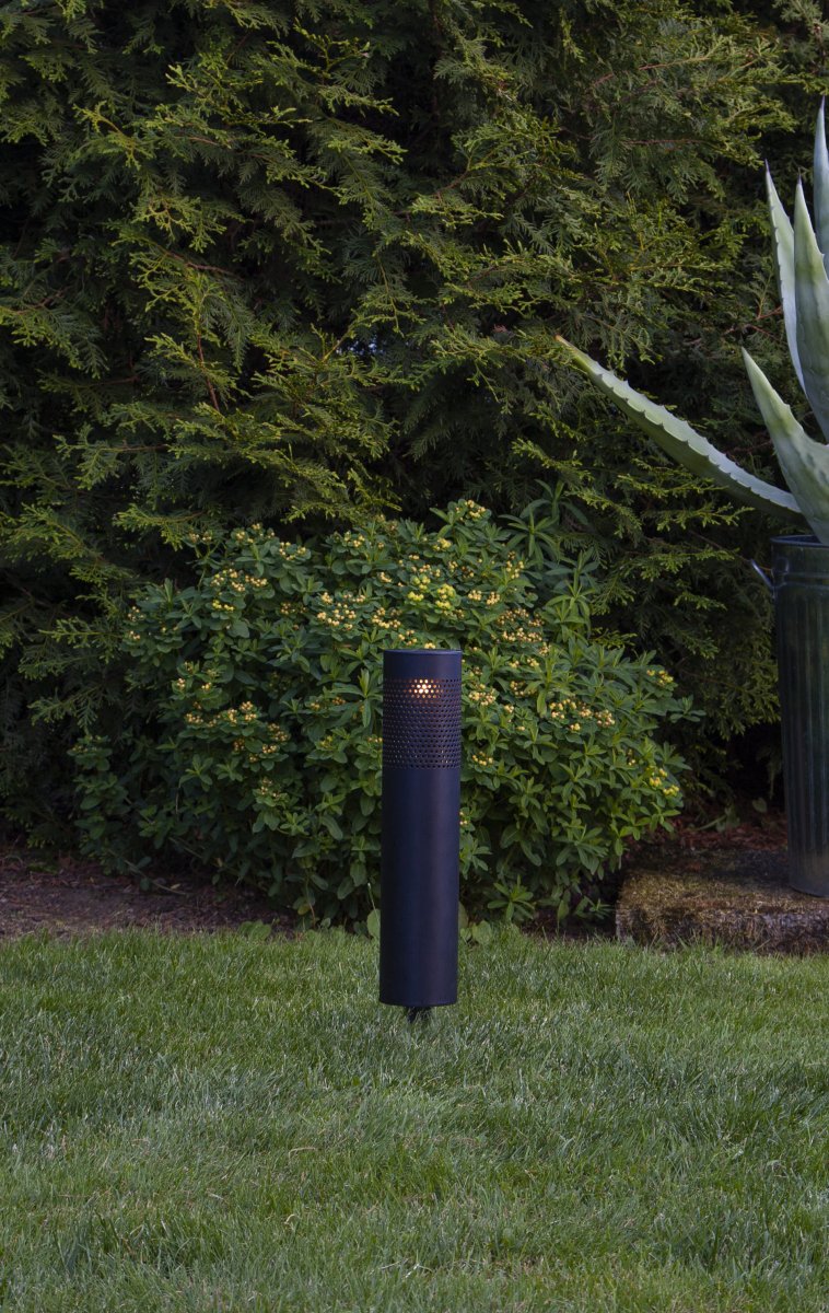 Blace Schwarz solarleuchte Von Star Trading - Die Solar-Pollerleuchte Blace ist eine dekorative und stilvolle Beleuchtung für Gärten und Wege.