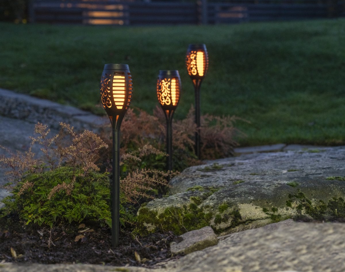 Flame Mini 3-p Schwarz solarleuchte Von Star Trading - Dank ihres kompakten Designs lassen sie sich leicht in Gruppen aufstellen und sorgen so für einen besonders schönen Effekt.