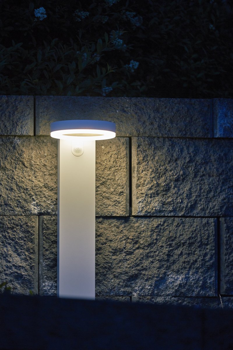 Vidi Weiß solarleuchte Von Star Trading - Solarbetriebene Wegebeleuchtung, die den Solarpoller nachts und per Bewegungserkennung für 25 Sekunden mit 500 Lumen erleuchten lässt und anschließend auf 70 Lumen Dauerlicht herunterregelt.