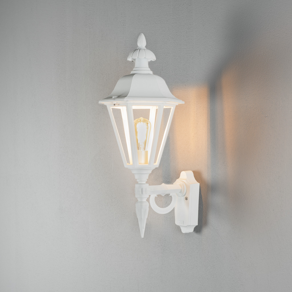 Pallas Weiß außenlampe Von Konstsmide - Schaffen Sie mit dieser stilvollen Beleuchtung, die Funktion und Ästhetik vereint, eine zeitlose und einladende Atmosphäre an Ihrer Fassade.