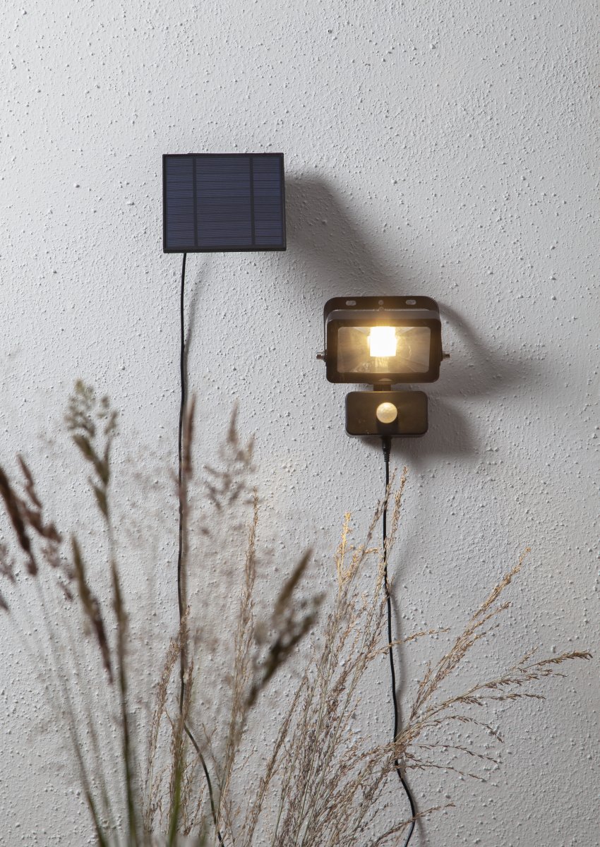 Powerspot Schwarz solarleuchte Von Star Trading - Solarzellen-Wandstrahler mit PIR- und Dämmerungssensor.