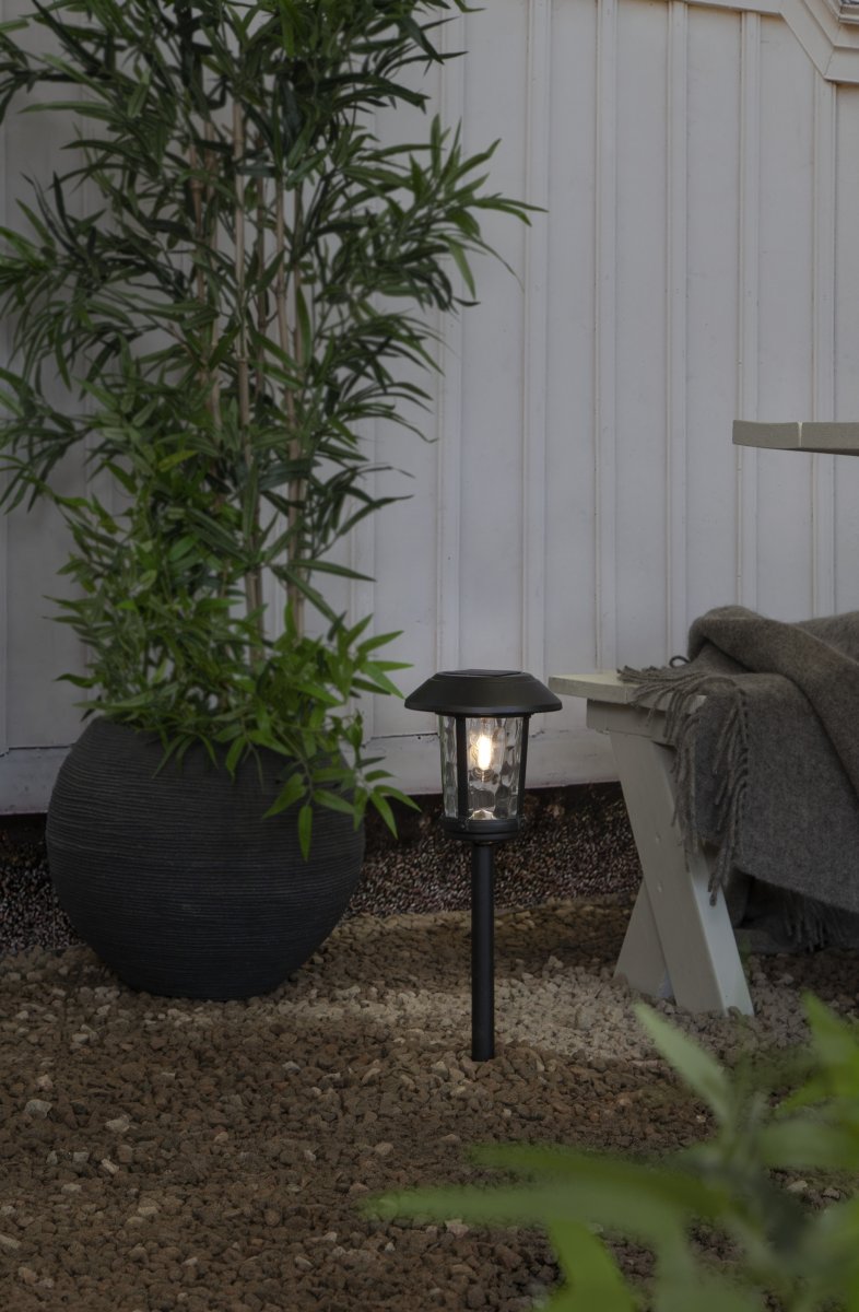 Florian Schwarz solarleuchte Von Star Trading - Die Florian Solar-Pollerleuchte ist eine stilvolle und klassische Gartenleuchte aus Aluminium und Glas.