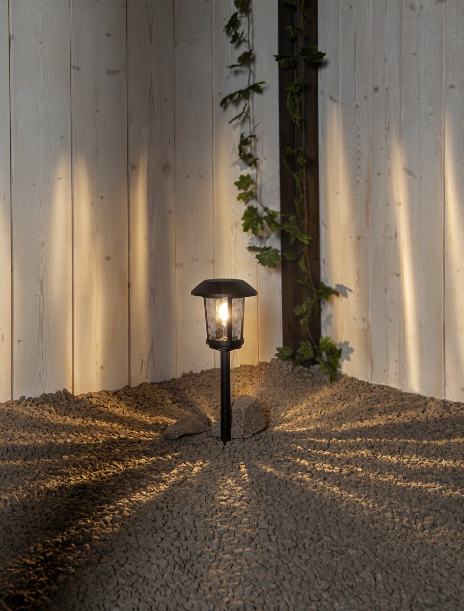 Florian Schwarz solarleuchte Von Star Trading - Die Florian Solar-Pollerleuchte ist eine stilvolle und klassische Gartenleuchte aus Aluminium und Glas.