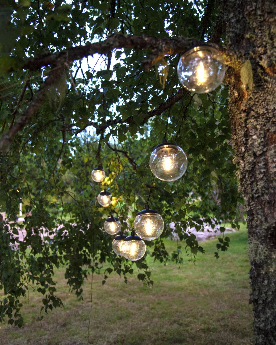 Globe Schwarz solarleuchte Von Star Trading - Die Globe-Solarzellenschleife besteht aus 8 Kugeln aus transparentem PS-Kunststoff mit 30 cm langem Kabel dazwischen.