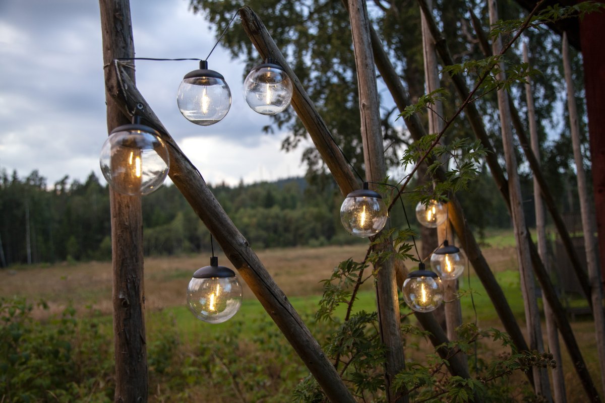 Globe Schwarz solarleuchte Von Star Trading - Die Globe-Solarzellenschleife besteht aus 8 Kugeln aus transparentem PS-Kunststoff mit 30 cm langem Kabel dazwischen.