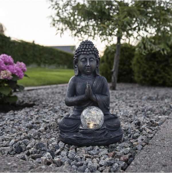 Buddha Grau solarleuchte Von Star Trading - Die transparente Kugel an der Vorderseite leuchtet bei Einbruch der Dunkelheit in einem sanften, warmen Wei&szlig; und schafft eine harmonische Atmosph&auml;re.