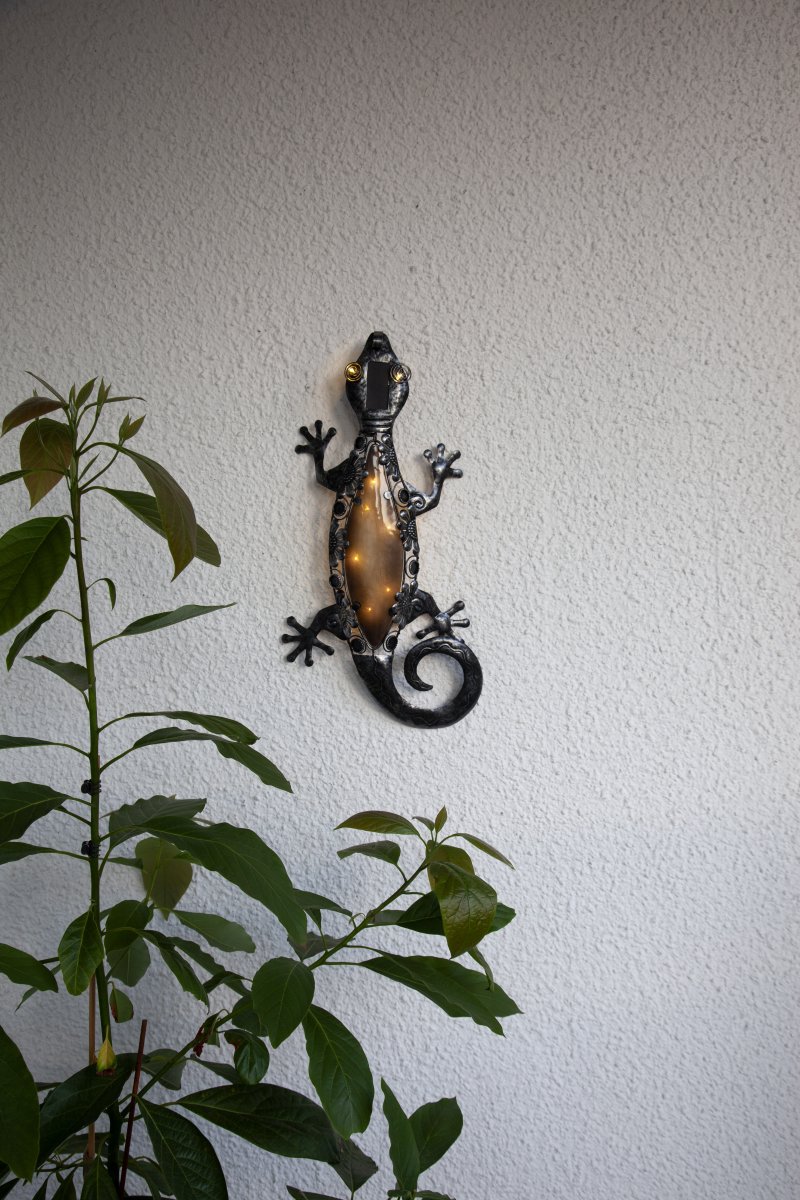Gecko Schwarz solarleuchte Von Star Trading - Die Solar-Wandleuchte Gecko ist eine einzigartige und dekorative Leuchte in Form einer Eidechse.