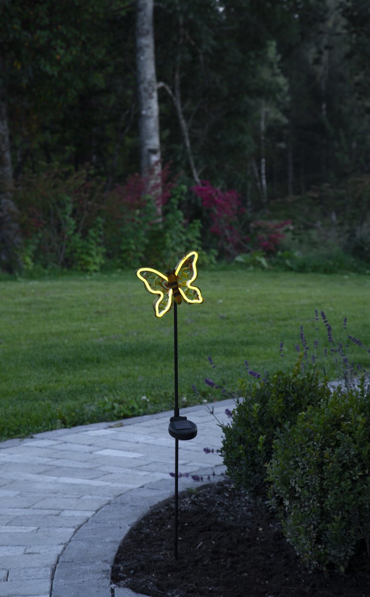Butterfly Bronze solarleuchte Von Star Trading - Der Solarstab Linny Butterfly ist eine Gartendekoration in Schmetterlingsform aus bronzefarbenem Metall mit ausgeschnittenem Muster.