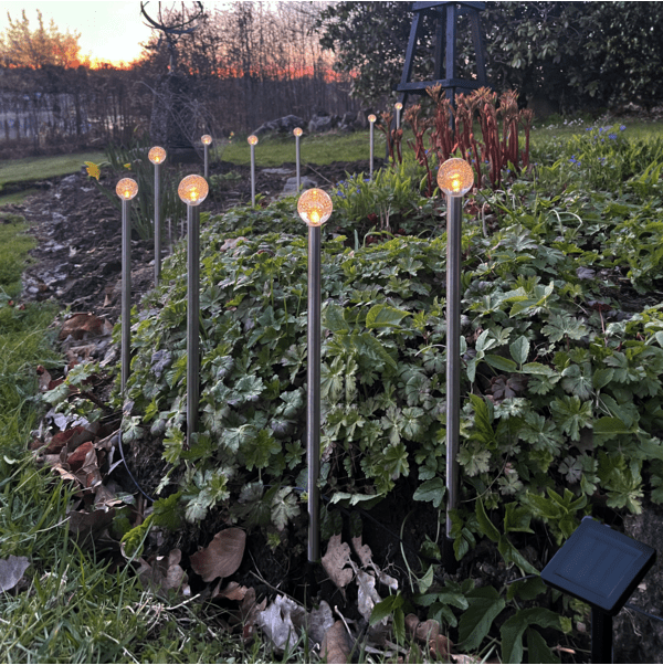 Bubbly 10-pin Silber solarleuchte Von Star Trading - Die 10 Solarzellenstäbe sind im Abstand von 30 cm miteinander verbunden und die Gesamtlänge beträgt ca.