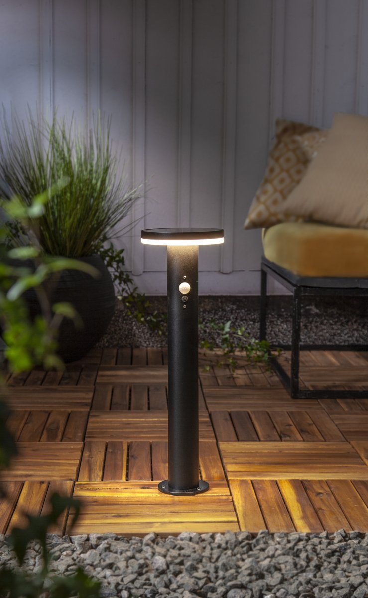 Valletta Schwarz solarleuchte Von Star Trading - Durch ein drittes Drücken auf&aring; Mit „ON“ erhalten Sie die Funktion, die etwa 45 Sekunden lang 800 Lumen liefert und dann auf 60 Lumen heruntergeht, bis der PIR aktiviert wird.