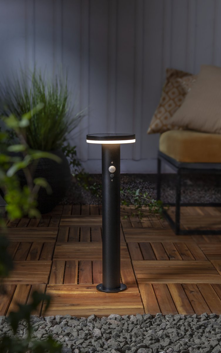 Valletta Schwarz solarleuchte Von Star Trading - Durch ein drittes Drücken auf&aring; Mit „ON“ erhalten Sie die Funktion, die etwa 45 Sekunden lang 800 Lumen liefert und dann auf 60 Lumen heruntergeht, bis der PIR aktiviert wird.