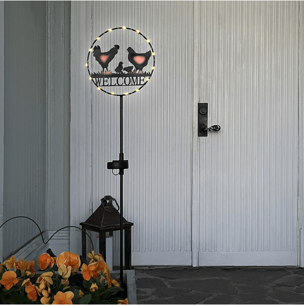 Welcome Schwarz solarleuchte Von Star Trading - Der Solarstab Welcome ist eine Gartendekoration mit einem ausgeschnittenen Hühnermotiv und dem Text Welcome.