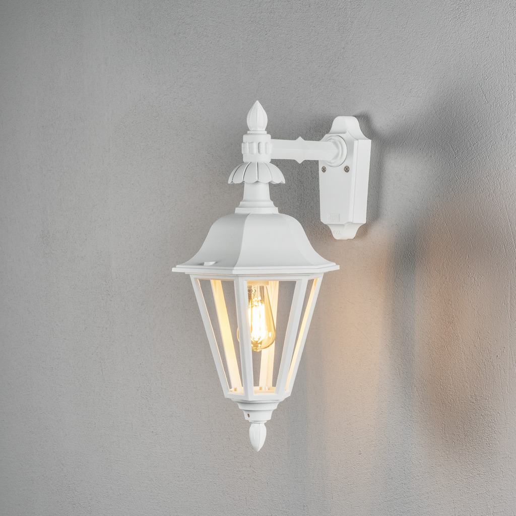 Pallas Weiß außenlampe Von Konstsmide - Schaffen Sie mit dieser stilvollen Beleuchtung, die Funktion und Ästhetik vereint, eine zeitlose und einladende Atmosphäre an Ihrer Fassade.