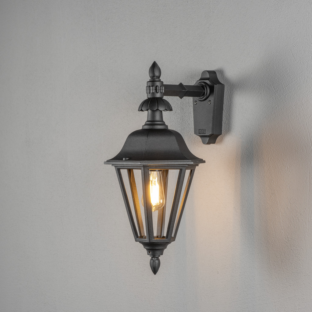 Pallas Schwarz außenlampe Von Konstsmide - Schaffen Sie mit dieser stilvollen Beleuchtung, die Funktion und Ästhetik vereint, eine zeitlose und einladende Atmosphäre an Ihrer Fassade.