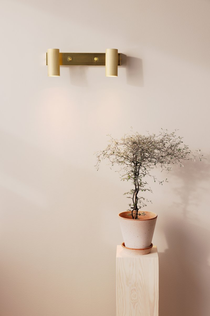 Hubble Gebürstetes Messing leselampe Von Globen Lighting - Die Schirme sind in der Höhe und seitlich verstellbar.