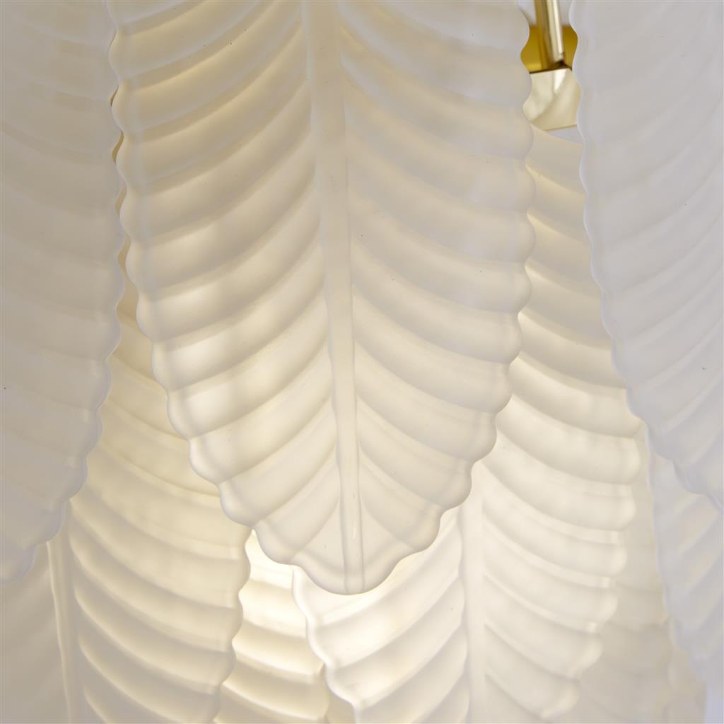 Feather 25cm Weiß/Messing wandlampe Von Searchlight - Die dekorativen Glaselemente fangen das Licht ein und streuen es sanft, wodurch ein warmes und angenehmes Leuchten sowie ein lebendiges Lichtbild an der Wand entstehen.