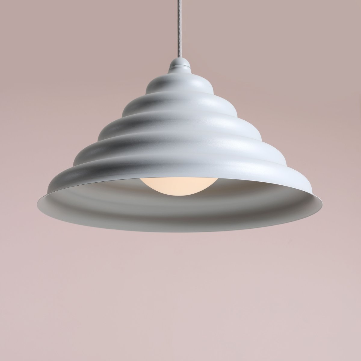 Wave Ø36 Blau hängelampe Von Artera - Wave ist eine moderne Pendelleuchte im Retro-Design und damit eine vielseitige Leuchte, die in jedes Zuhause passt.