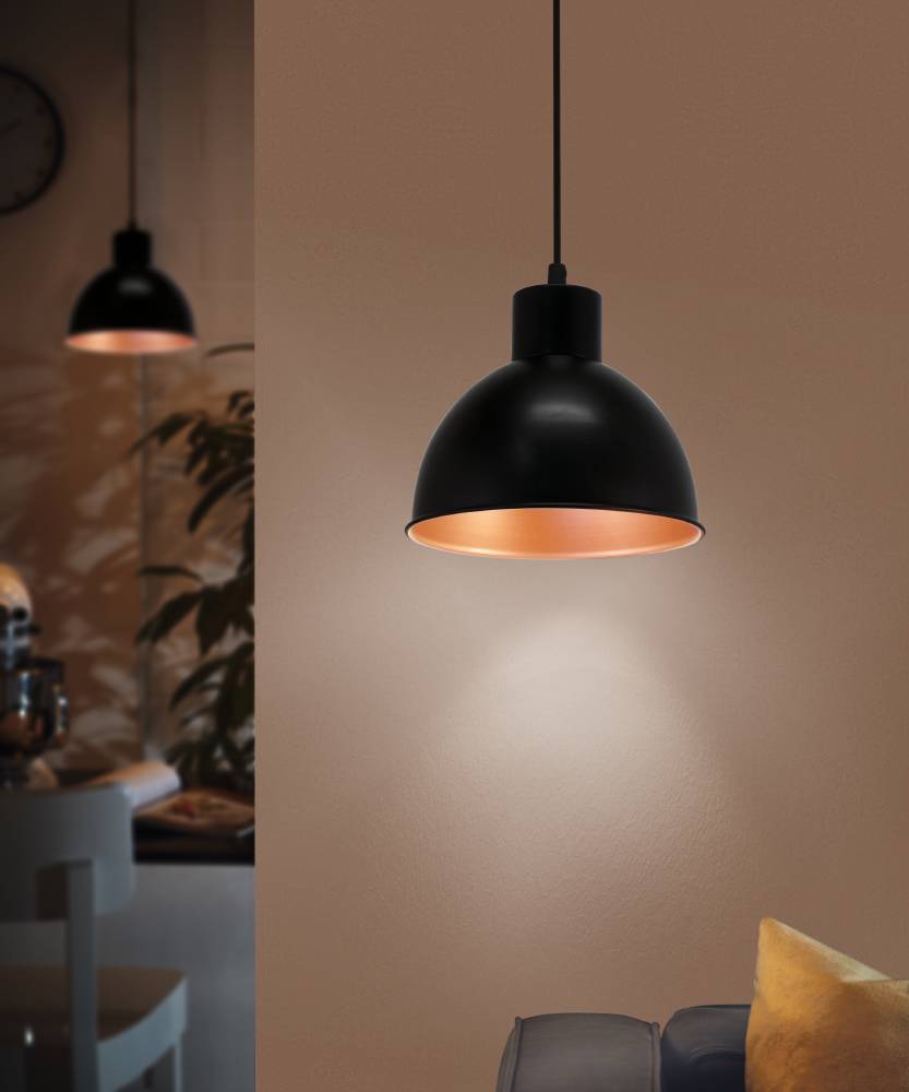 Truro Ø20 Schwarz hängelampe Von Eglo - Durch das minimalistische Design lässt sich die Lampe problemlos mit verschiedenen Einrichtungsstilen kombinieren und verleiht dem Raum einen Hauch von industriellem Charme und Wärme.