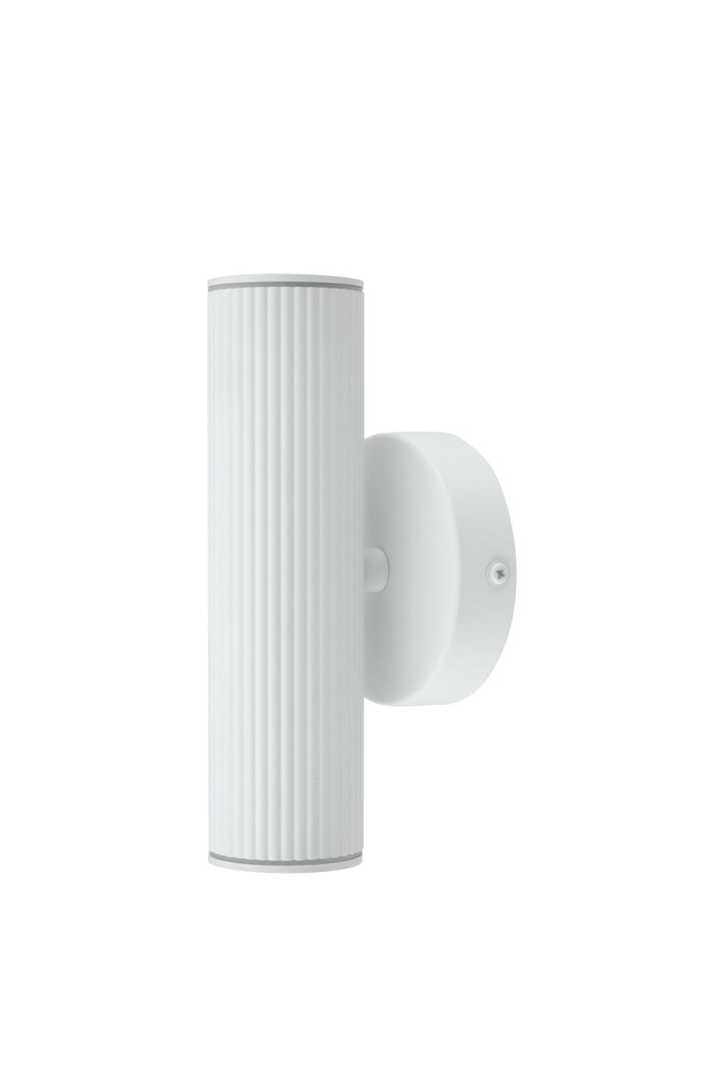 Hubble Weiß außenlampe Von Globen Lighting - Hubble ist eine stilvolle, wei&szlig;e Wandleuchte, die das Licht nach oben und unten streut und ein wundersch&ouml;nes Lichtspiel an der Wand erzeugt.