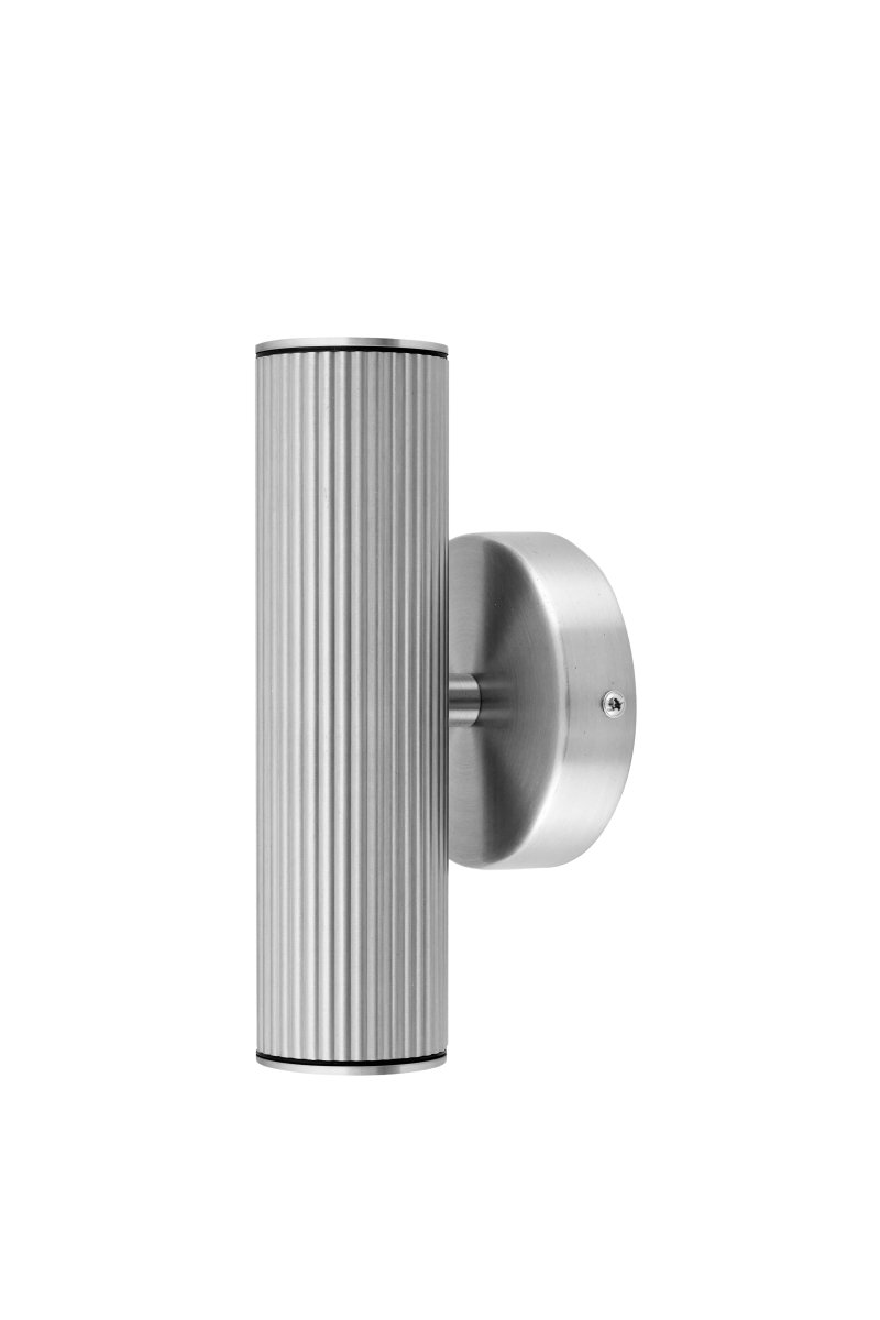 Hubble Gebürsteter Stahl außenlampe Von Globen Lighting - Hubble ist eine stilvolle Wandleuchte mit geb&uuml;rsteter Stahloberfl&auml;che, die das Licht nach oben und unten streut und ein wundersch&ouml;nes Lichtspiel an der Wand erzeugt.