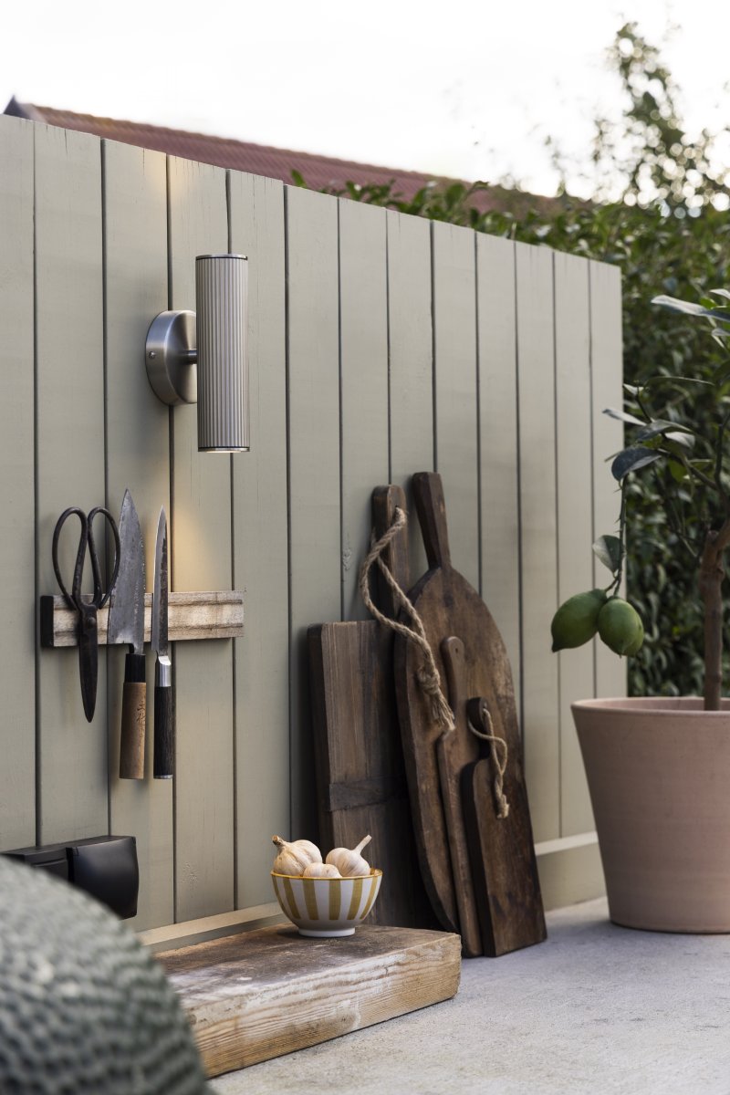 Hubble Gebürsteter Stahl außenlampe Von Globen Lighting - Hubble ist eine stilvolle Wandleuchte mit geb&uuml;rsteter Stahloberfl&auml;che, die das Licht nach oben und unten streut und ein wundersch&ouml;nes Lichtspiel an der Wand erzeugt.