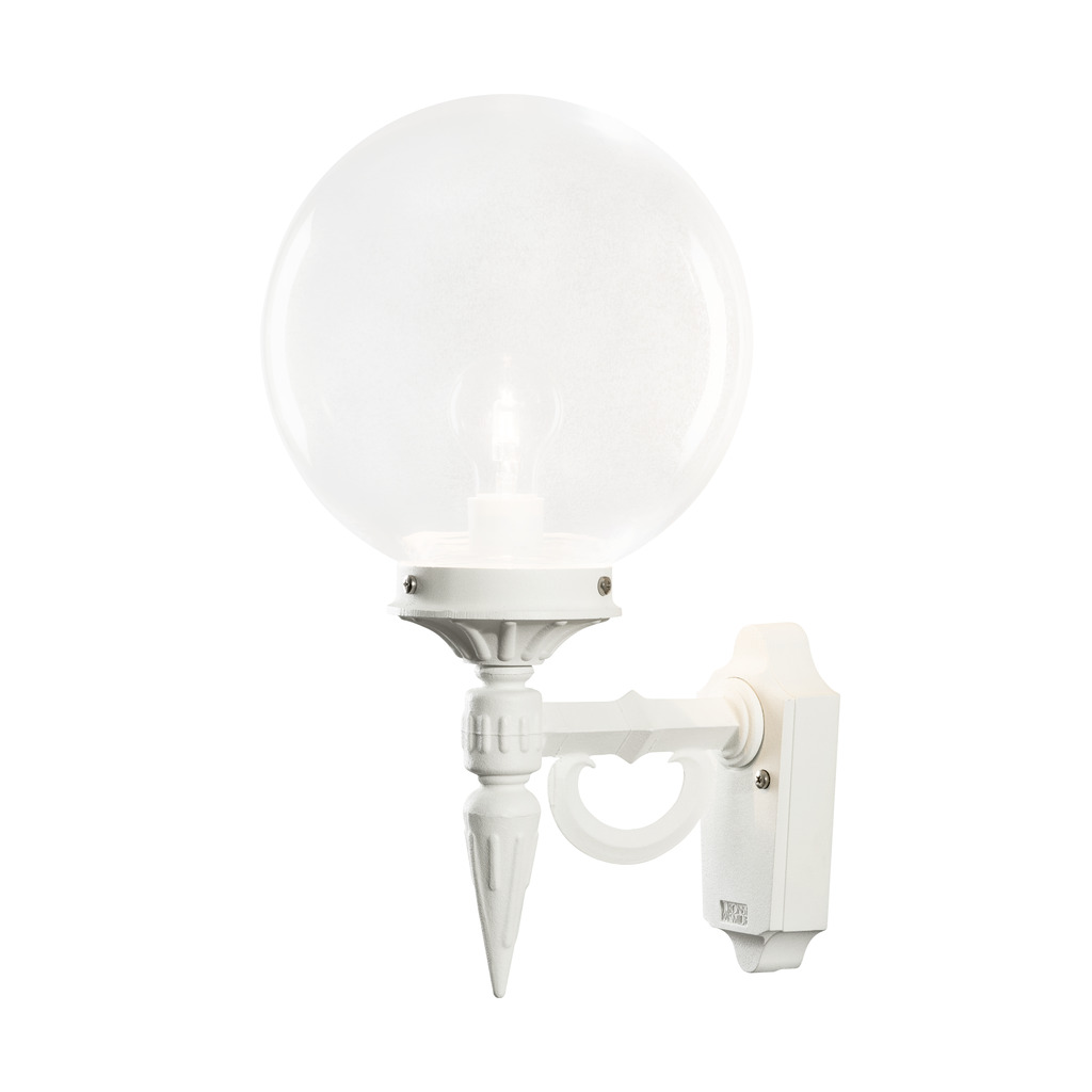 Orion Weiß außenlampe Von Konstsmide - Mit ihren dekorativen Details und ihrem zeitlosen Stil wird diese Wandleuchte zu einem eleganten Detail, das Ihre Fassade aufwertet und eine einladende Atmosphäre schafft.