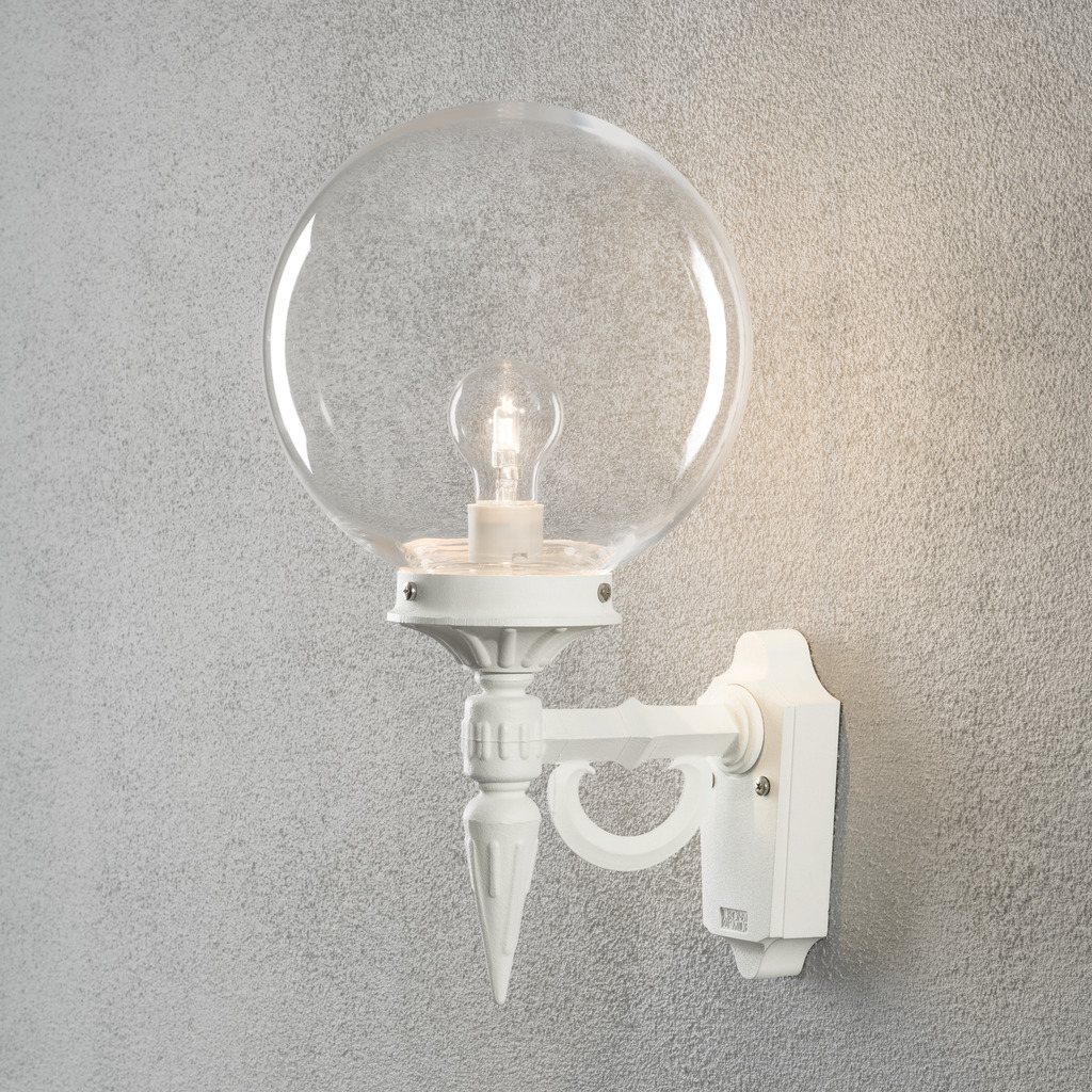 Orion Weiß außenlampe Von Konstsmide - Mit ihren dekorativen Details und ihrem zeitlosen Stil wird diese Wandleuchte zu einem eleganten Detail, das Ihre Fassade aufwertet und eine einladende Atmosphäre schafft.