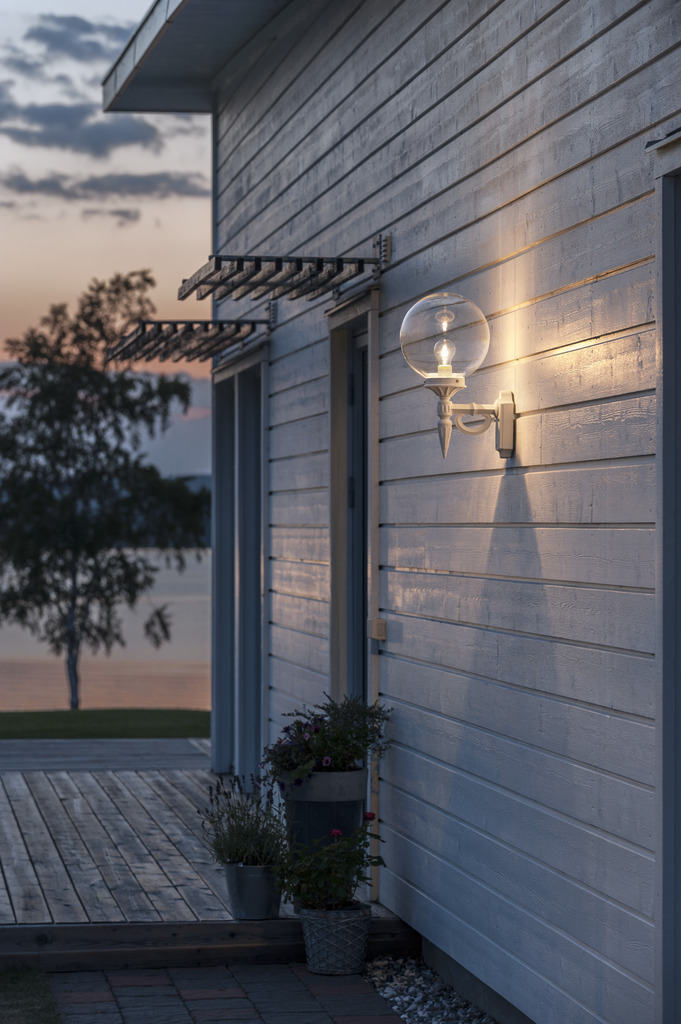 Orion Weiß außenlampe Von Konstsmide - Mit ihren dekorativen Details und ihrem zeitlosen Stil wird diese Wandleuchte zu einem eleganten Detail, das Ihre Fassade aufwertet und eine einladende Atmosphäre schafft.