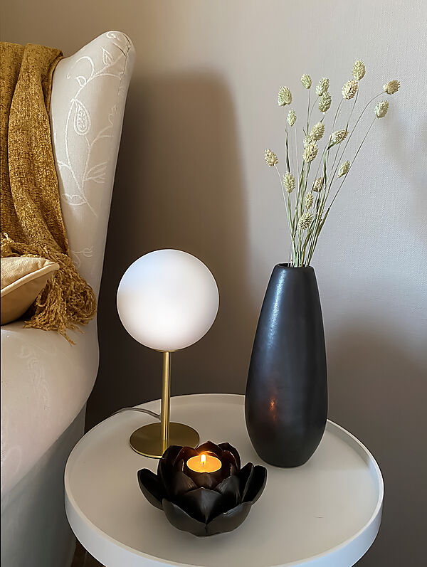 Molekyl 27cm Mattes Messing tischlampe Von Aneta Lighting - Machen Sie die kleinere Molekyl-Lampe zu einer eleganten Erg&auml;nzung f&uuml;r Ihr Zuhause und erg&auml;nzen Sie Ihre Einrichtung mit Stil und Funktionalit&auml;t.