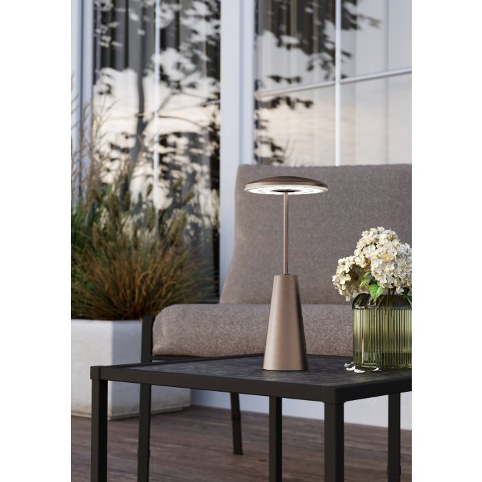 Piccola 28cm Bronze tragbare Von Eglo - Piccola ist eine flexible und stilvolle Lichtquelle, die sich gleichermaßen gut für zu Hause und unterwegs eignet.