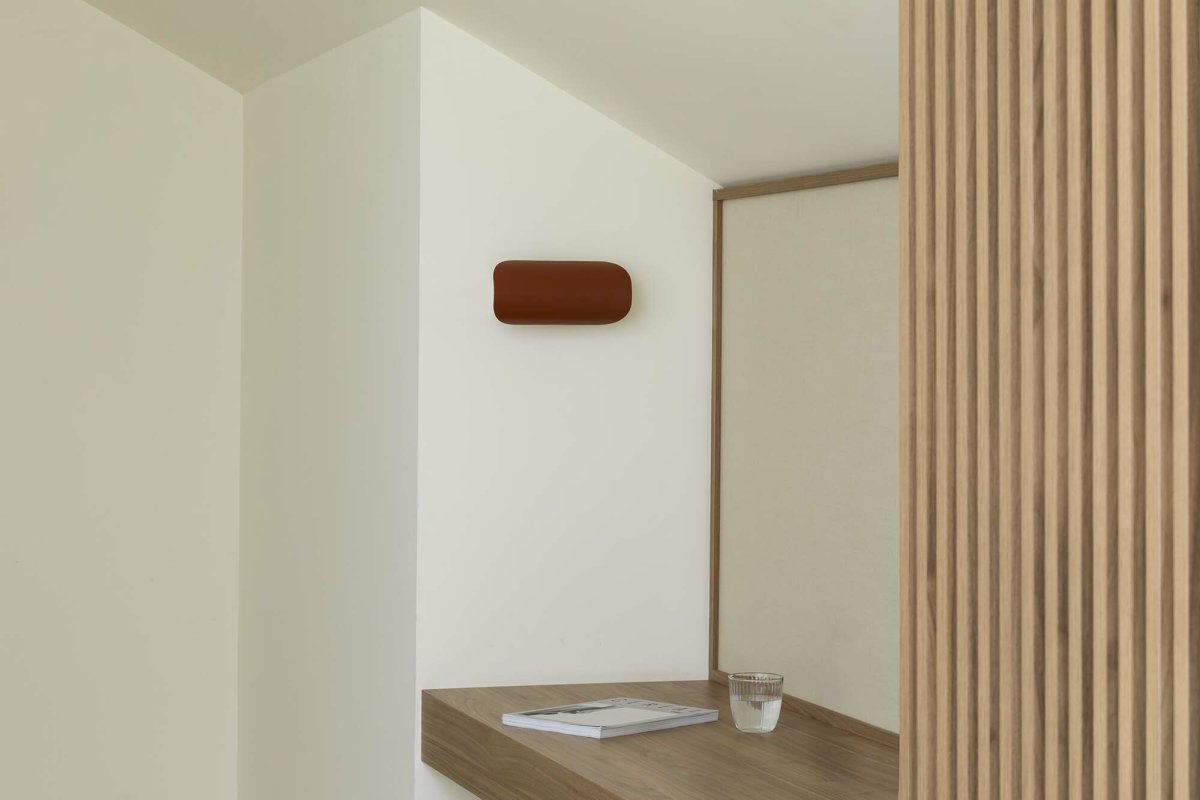 Novo 25cm Terrakotta wandlampe Von Faro Barcelona - Sie besteht aus Metall und kann sowohl vertikal als auch horizontal montiert werden &ndash; perfekt f&uuml;r wandlungsf&auml;hige Innenr&auml;ume.