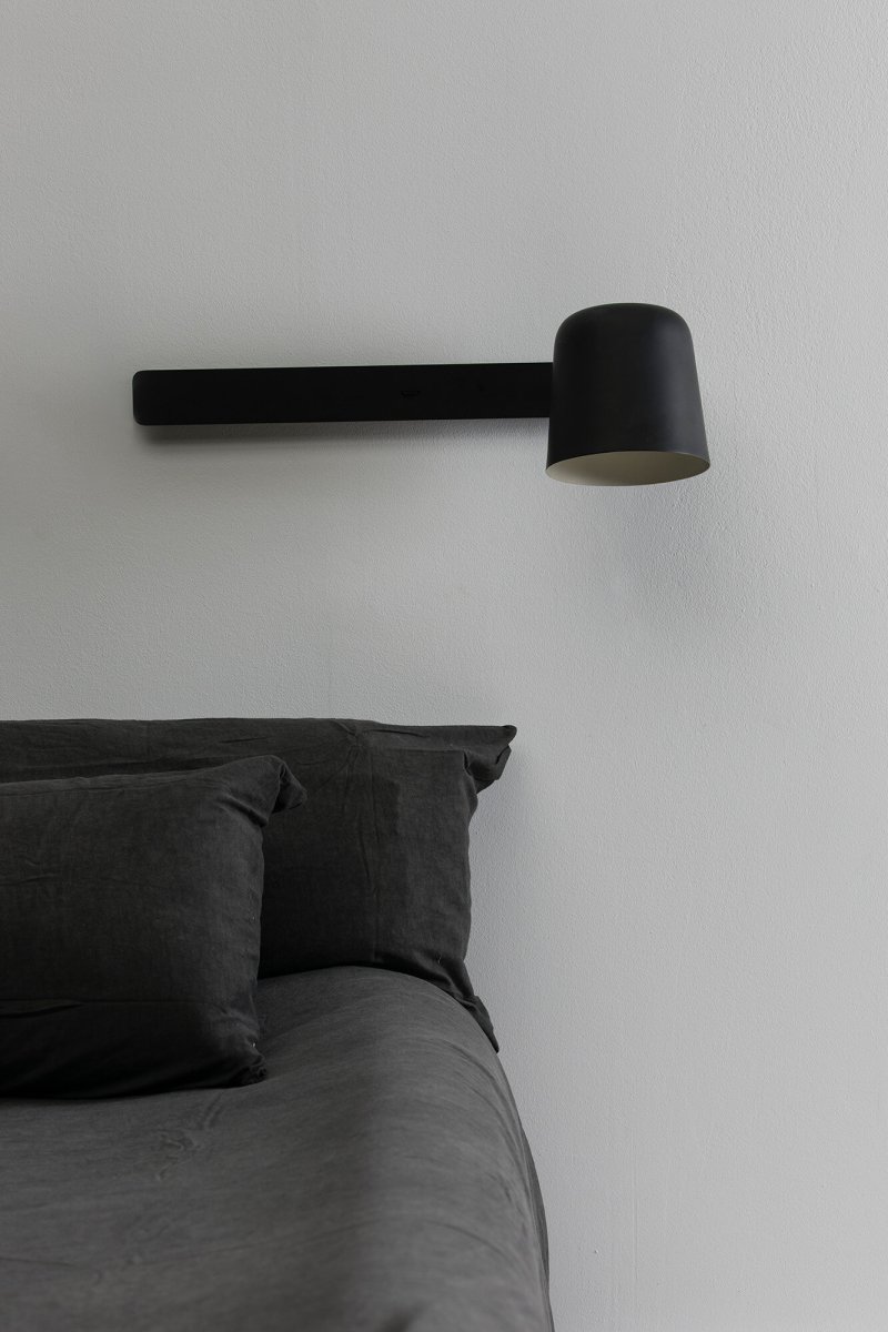 Tila 46cm Schwarz leselampe Von Faro Barcelona - Die schwarze Stahlstruktur im nordischen Stil beherbergt nicht nur eine stufenlos verstellbare Lichtquelle, sondern dient auch als praktische Ablage f&uuml;r B&uuml;cher oder Zeitschriften.