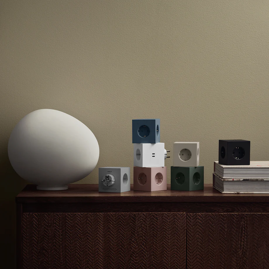 Square 2 Socket extender with 30W Dual USBC Sand Von Avolt - Steckdosenverl&auml;ngerung von Avolt im stylischen Design mit einem W&uuml;rfel aus recyceltem Kunststoff und einer Magnetplatte an der Unterseite zum Aufh&auml;ngen an der Wand.