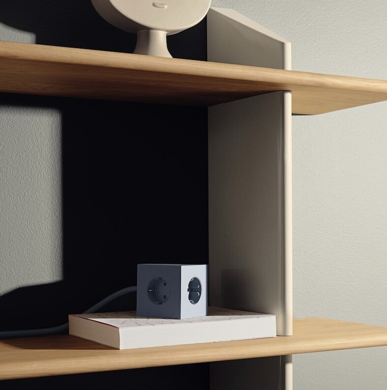 Square 1 with 30W Dual USBC & Magnetic base, 3m Blau Von Avolt - Steckdosenleiste von Avolt im stylischen Design mit langem PVC-Kabel, einem W&uuml;rfel aus recyceltem Kunststoff und einer Magnetplatte an der Unterseite zum Aufh&auml;ngen an der Wand.