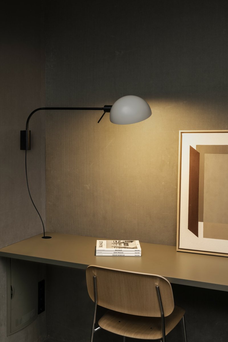 Dominica 88cm Beige wandlampe Von Faro Barcelona - Mit ihren klaren, geometrischen Formen und ihrem klaren industriellen Ausdruck verbindet sie St&auml;rke mit raffinierter Eleganz.