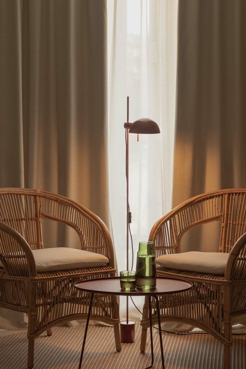 Matilda Burgund stehlampe Von Faro Barcelona - Eine vielseitige und moderne Leuchte mit minimalistischem Ausdruck.