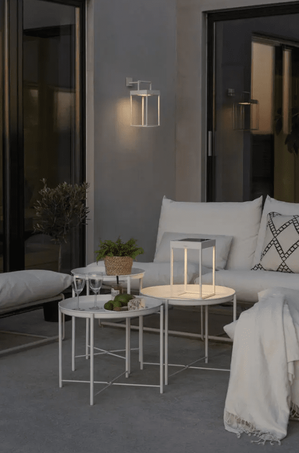 Portofino 30cm Weiß solarleuchte Von Konstsmide - Die Lampe wird mit dem Solarpanel in 20h oder mit dem mitgelieferten USB-C-Kabel in 6h aufgeladen.